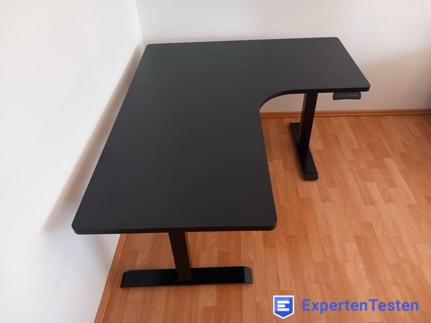 DESKSPACE_CORNER Höhenverstellbarer Schreibtisch in der neuesten Teststrecke