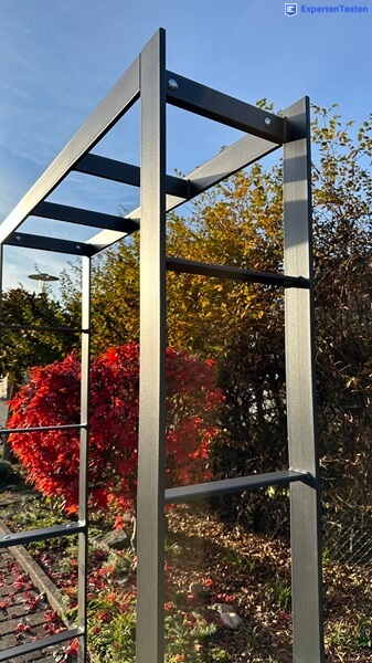 Wie installiere ich einen Rosenbogen im Garten?